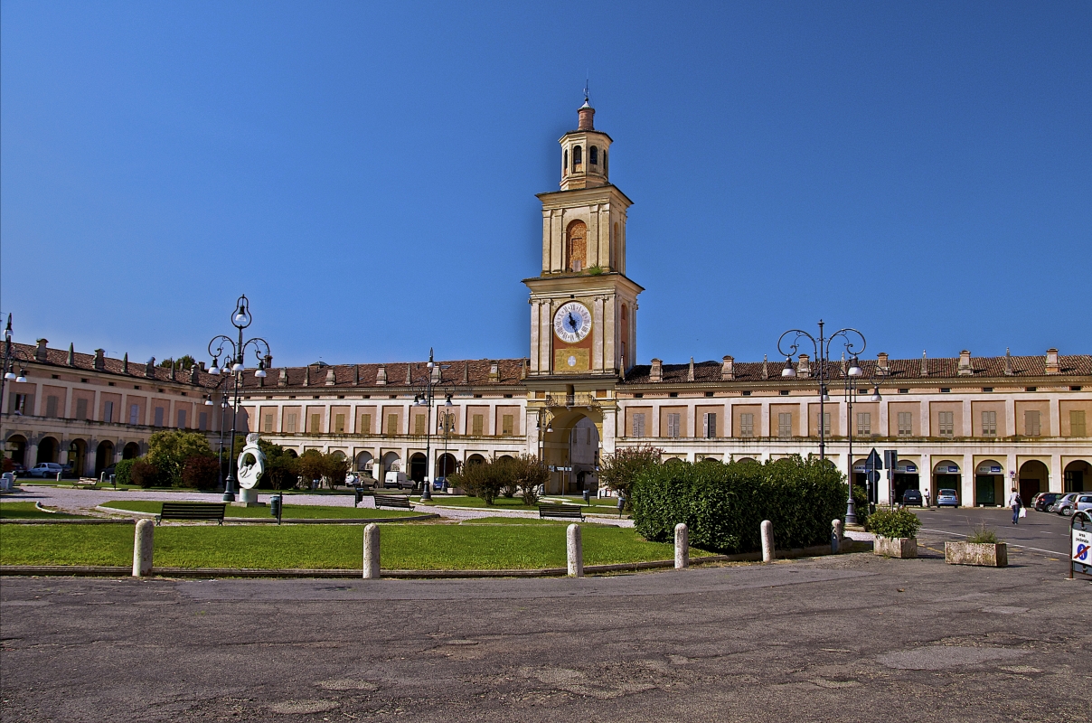 Piazza Bentivoglio - La piazza centrale di Gualtieri risalente al 1600 - Caba2011