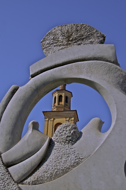 Suggestiva immagine della Torre Civica vista attraverso la scultura &quot;Volo negato&quot; - Caba2011