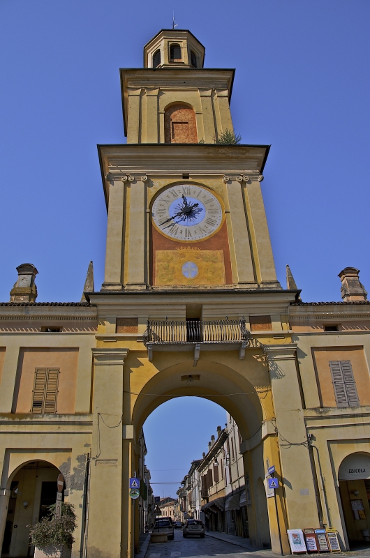 La Torre Civica con antico orologio e con campane per uso civico - Caba2011