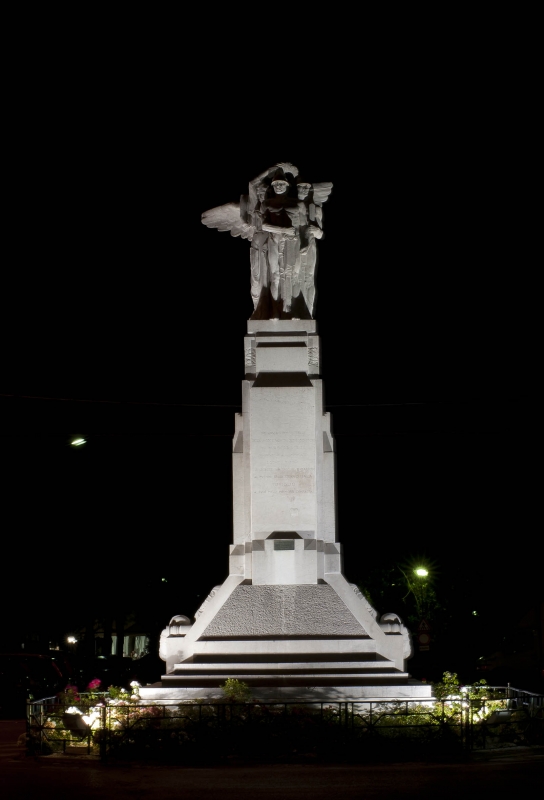 Monumento ai caduti- vista notturna - Matteo Colla