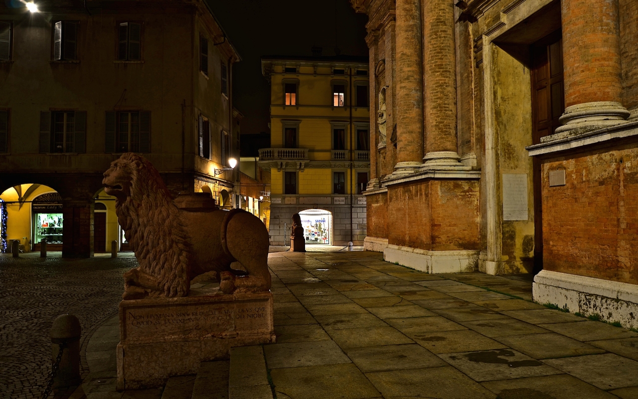 La Basilica di San Prospero con i caratteristici leoni rossi - Caba2011
