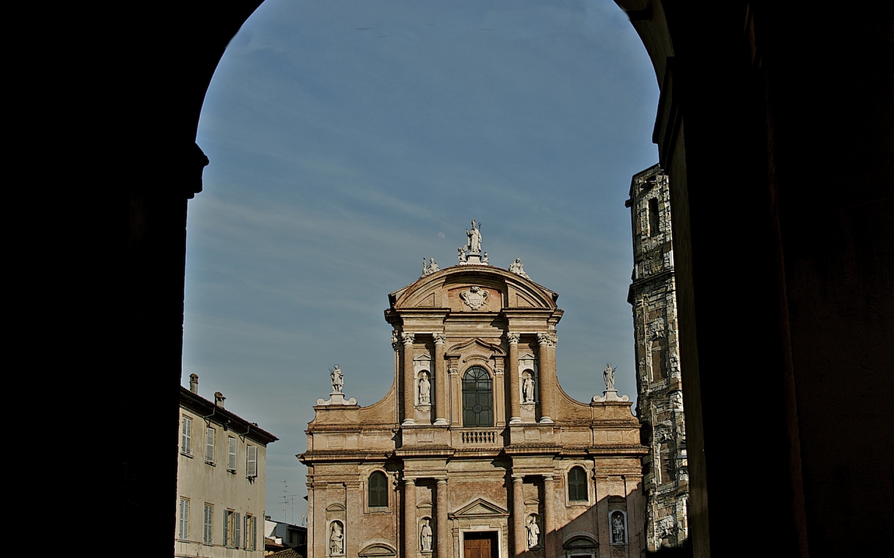 Piazza San Prospero con la Basilica del Patrono della città - Caba2011