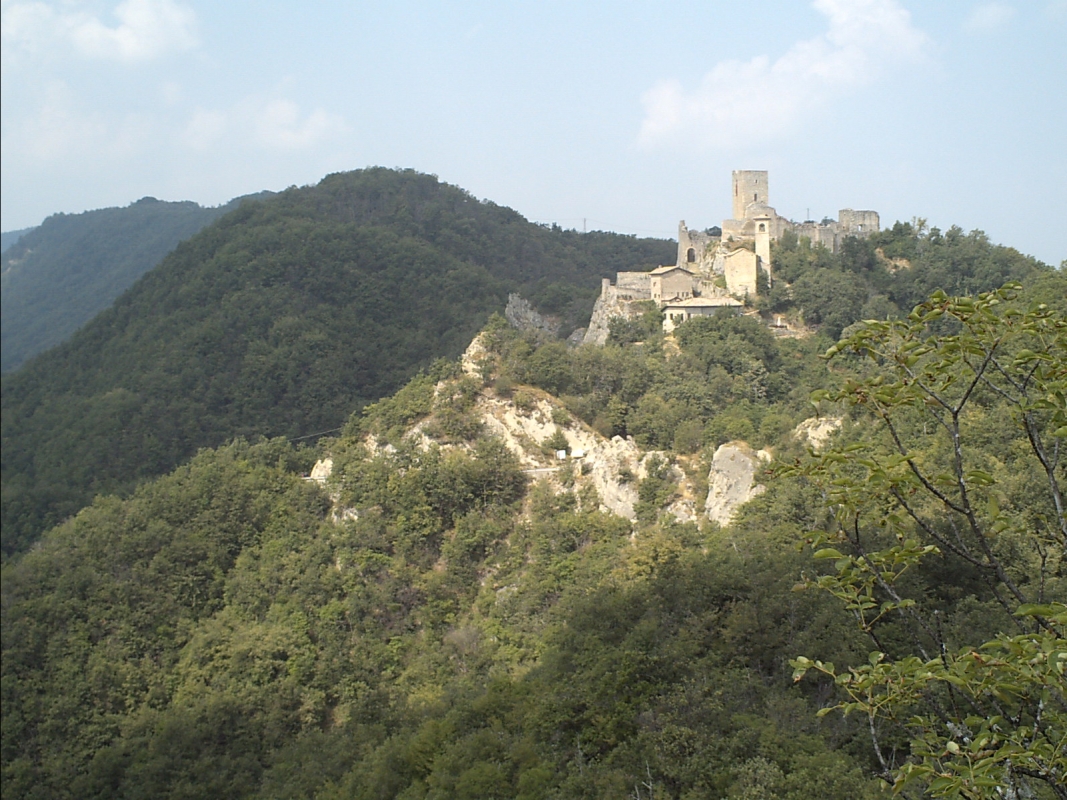 Castello di Carpineti dal sentiero Spallanzani lato est - Manuel.frassinetti