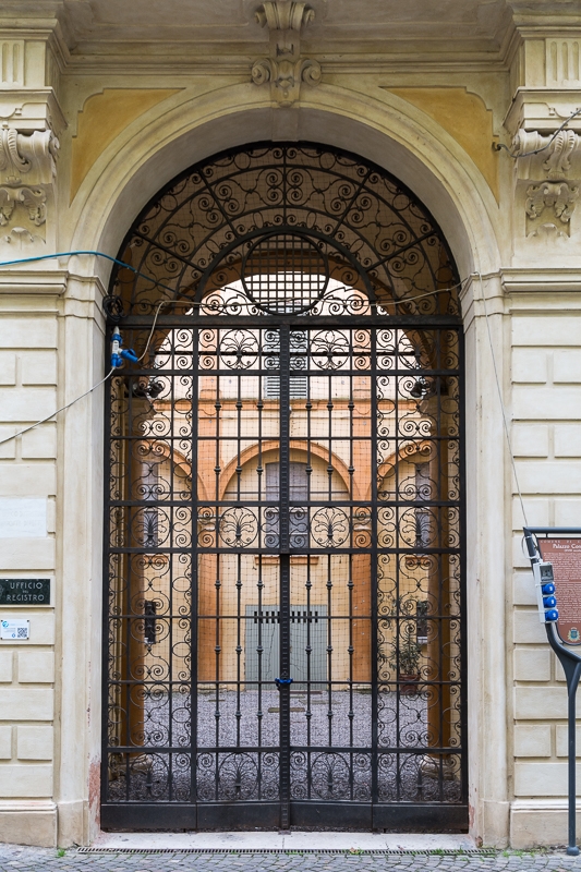 Cancello di ingresso al palazzo - Andrea Incerti
