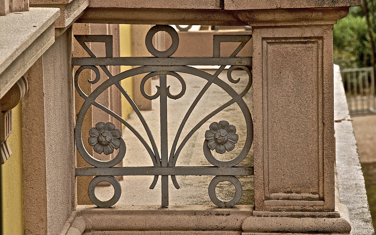 Particolare ringhiere balconi in ferro battuto in stile Liberty - Caba2011