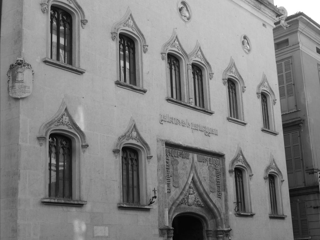 Galleria Parmeggiani, particolari all'ingresso 1 - Luca Gabbi