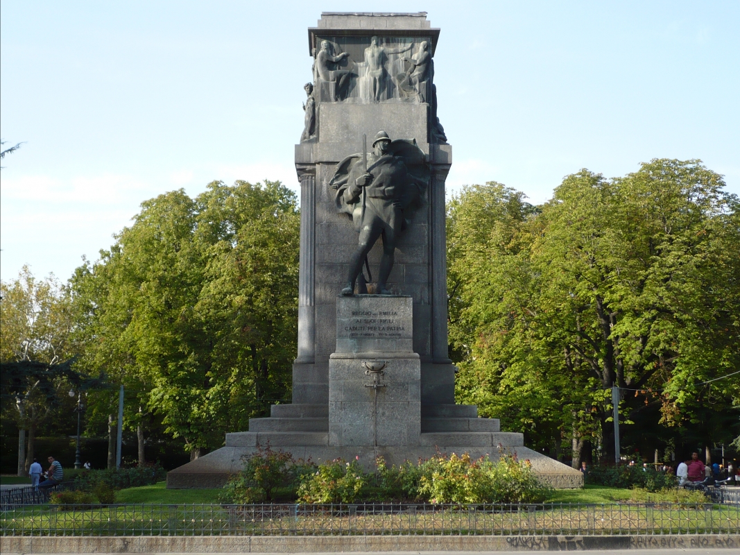 Piazza della vittoria Giardini pubblici Monumento ai caduti 02 - Vascodegama1972