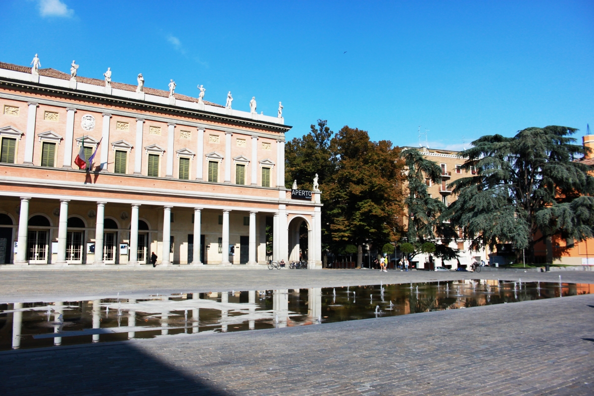 Teatro Municipale Romolo Valli e Fontana di Piazza Martiri (2) - Giulia Bonacini Ph