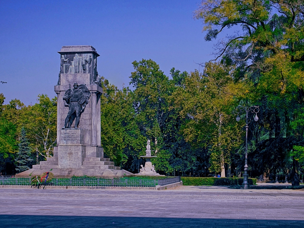 Giardini pubblici caratterizzati dall'imponente monumento ai caduti - Caba2011