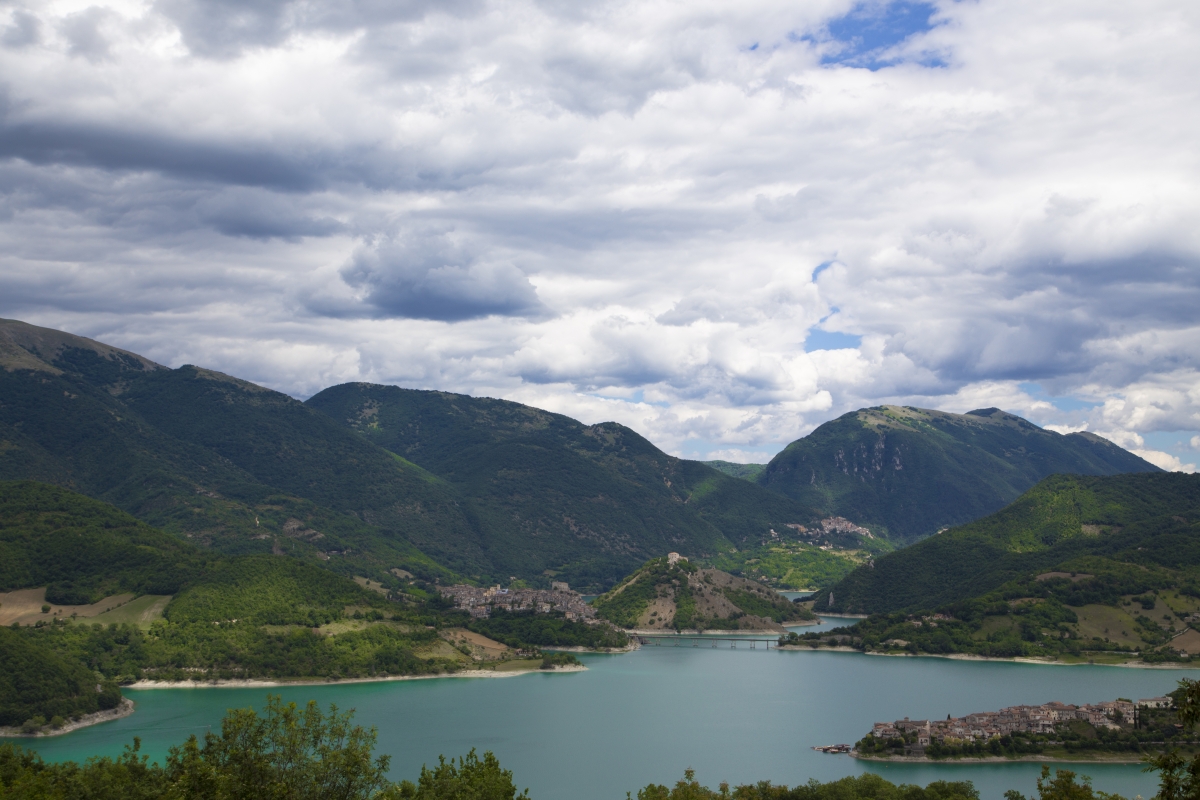 Lago del Turano - in the foreground the town of Colle di Tora, in the background the town of Castel di Tora and the medieval village of Monte Antuni e Monte di Tora - Simone Antonazzo / ENIT SpA