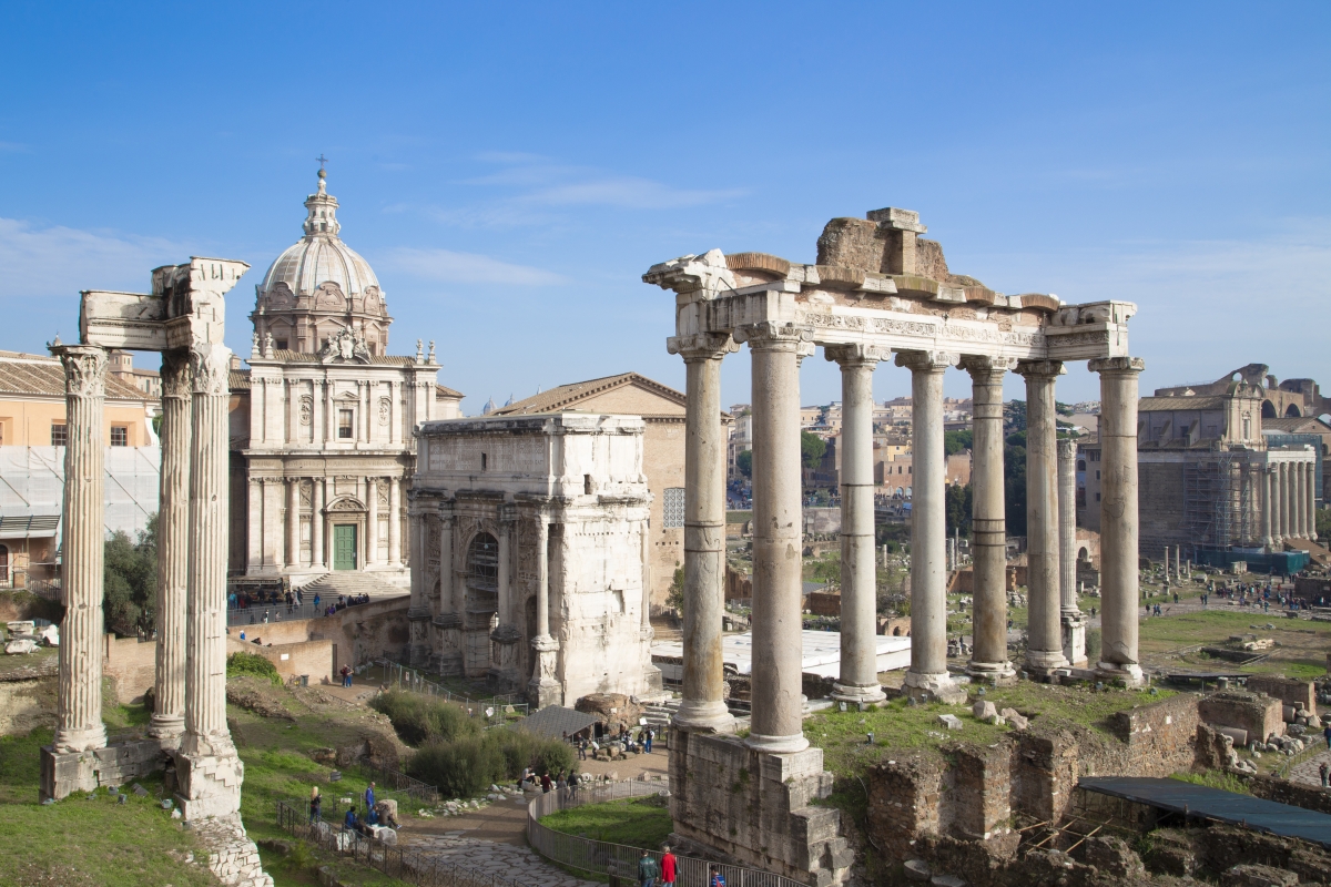 Vista del Foro Romano con il Tempio di Saturno, il Tempio di Vespasiano e Tito, l'Arco di Settimio Severo e la Chiesa dei Santi  Luca e Martina martiri - Simone Antonazzo / ENIT SpA