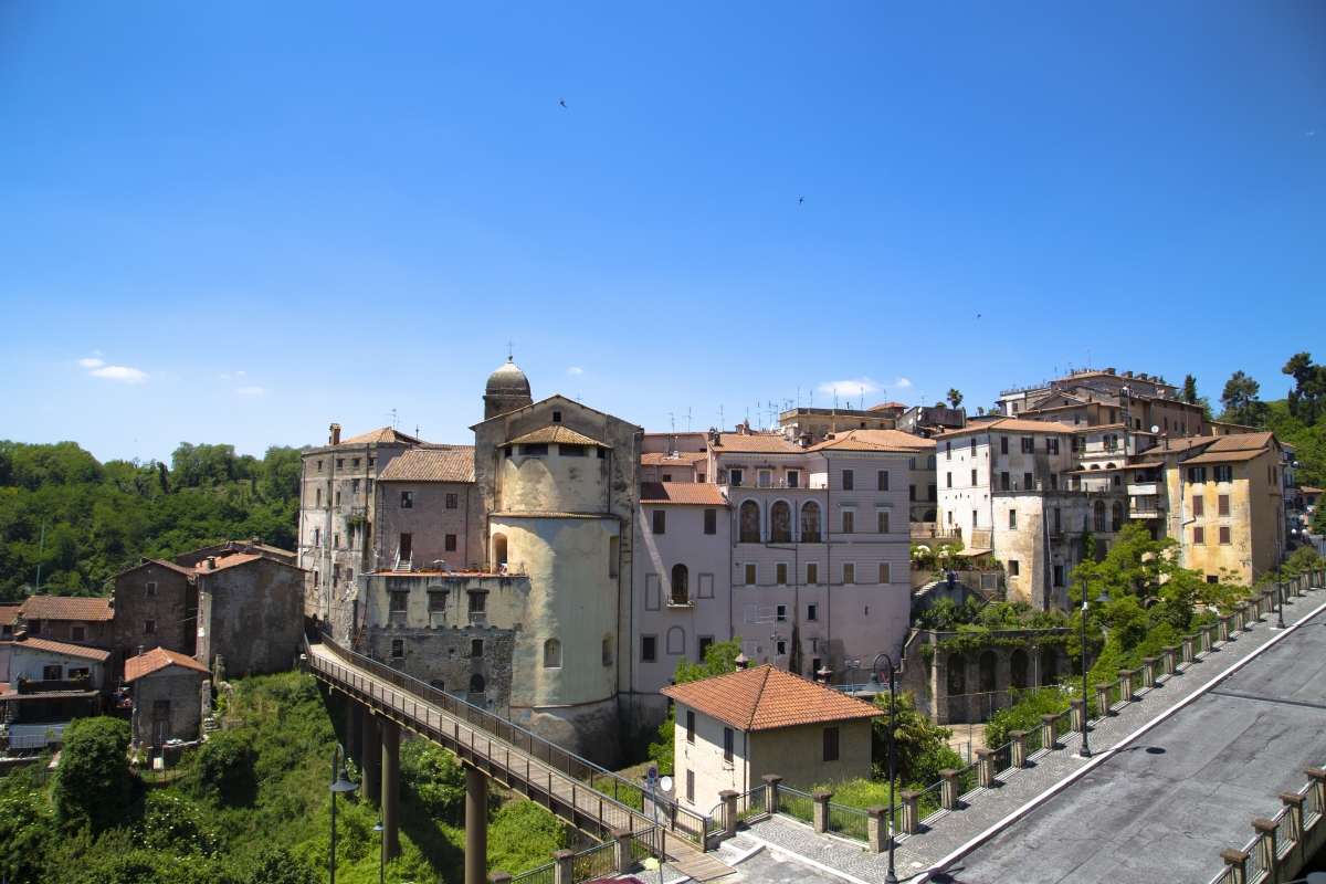 Cave, view of the village with the "ponte nuovo" (new bridge) - Simone Antonazzo / ENIT SpA