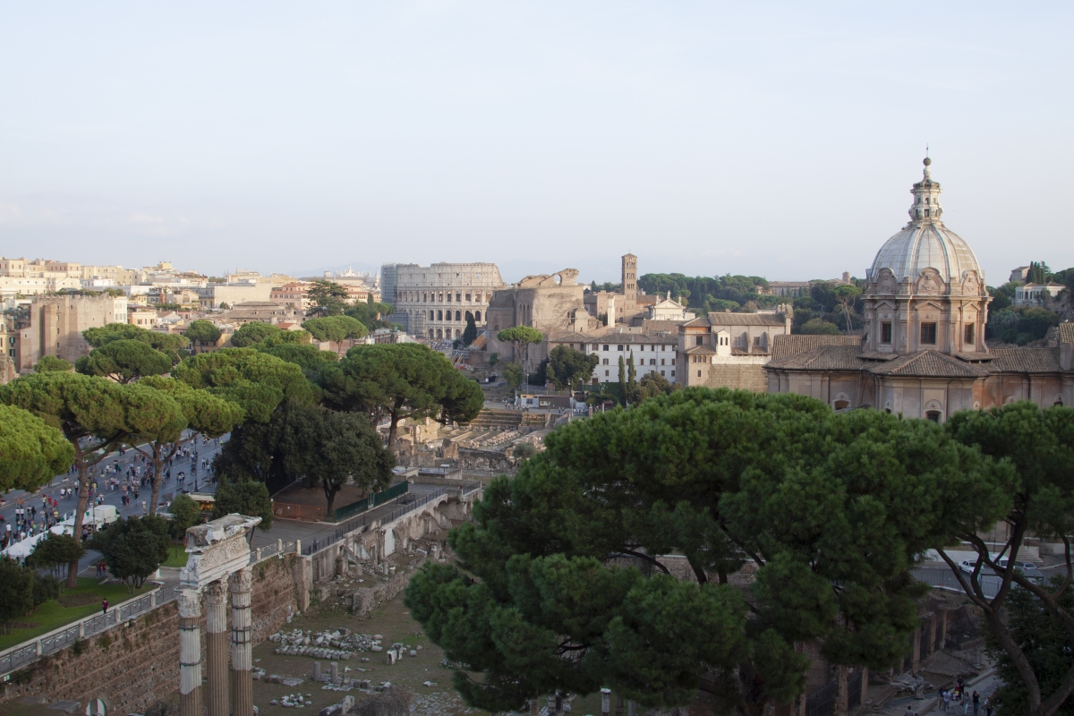 Vista del Foro Romano con la Chiesa dei Santi Luca e Martina e, sullo sfondo, il Colosseo - Simone Antonazzo / ENIT SpA
