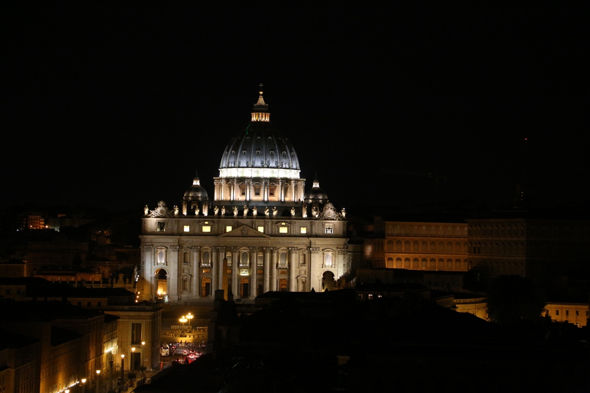 St. Peter's Basilica at night - Simone Antonazzo / ENIT SpA