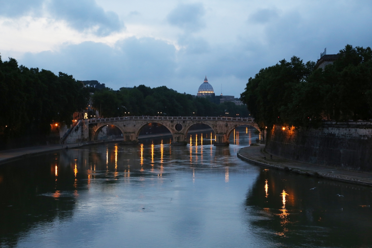 Night view of the Tiber and Ponte Sisto with the dome of St. Peter's Basilica in the background - Simone Antonazzo / ENIT SpA