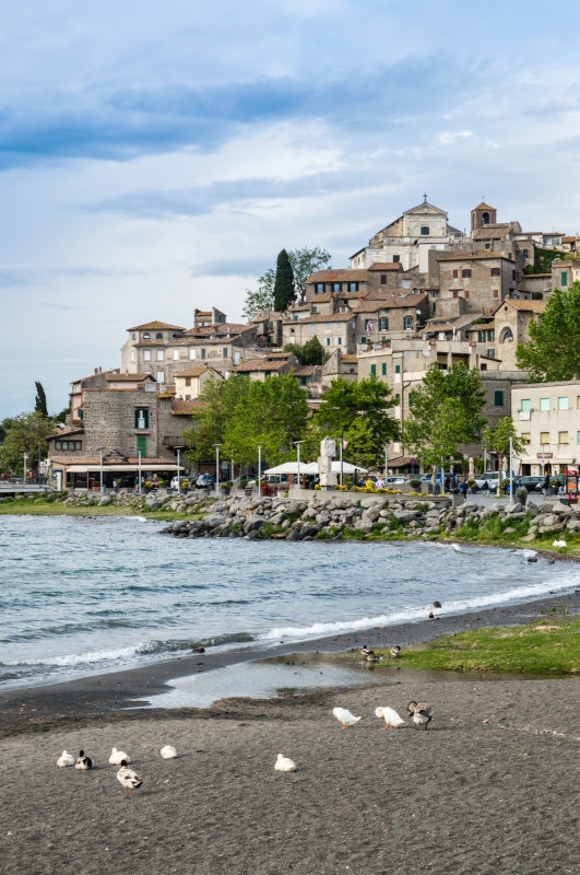 Anguillara Sabazia, il centro storico affacciato sul Lago di Bracciano - ENIT SpA