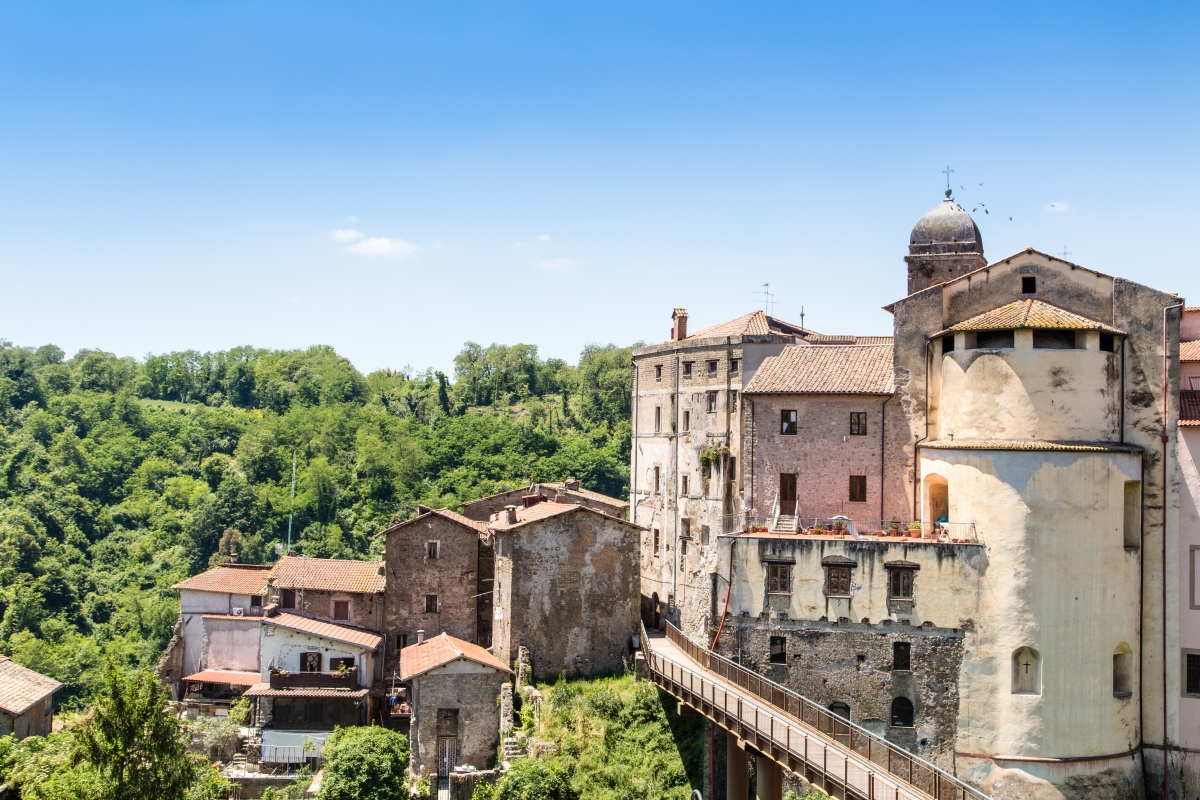 Cave, view of the village with the "ponte nuovo" (new bridge) - Simone Antonazzo / ENIT SpA