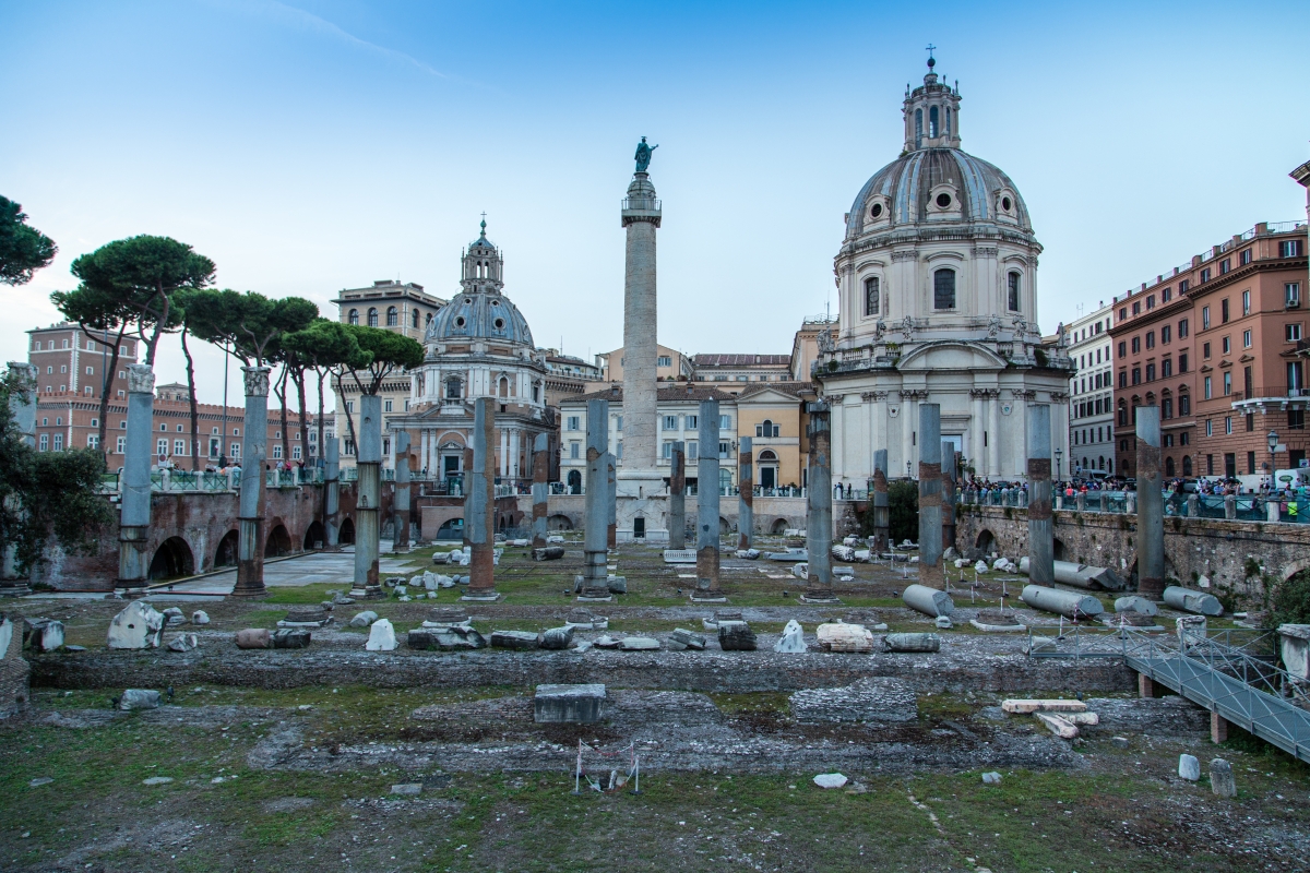 Resti del Foro di Traiano e della Basilica Ulpia; sullo sfondo, la Colonna Traiana - Simone Antonazzo / ENIT SpA