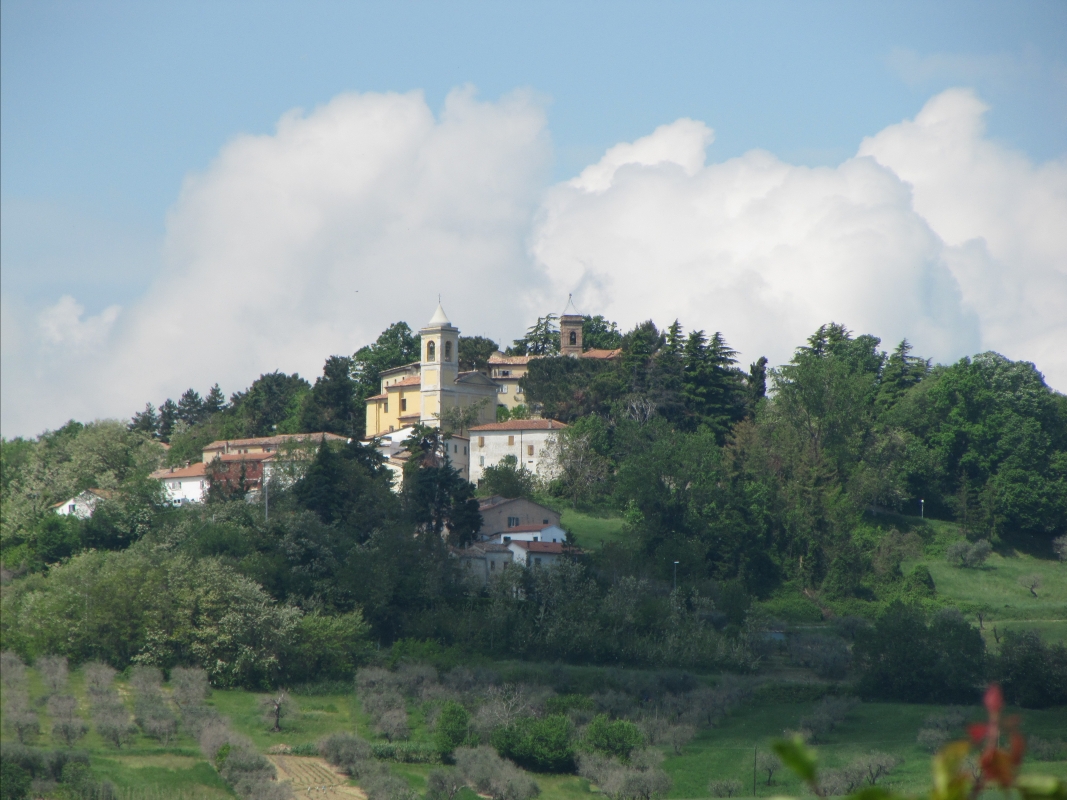 Monte Colombo e al centro la Chiesa di S. Giovanni Battista - Anna pazzaglia