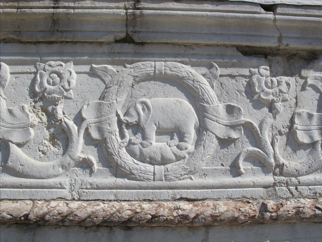 Tempio malatestiano, esterno, zoccolo, elefante malatesta 01 - Sailko