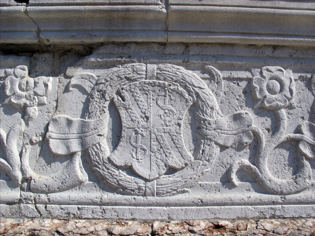 Tempio malatestiano, esterno, zoccolo, stemma malatesta 01 - Sailko