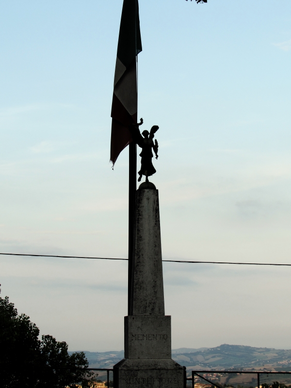 Il monumento e il tricolore - LaraLally19