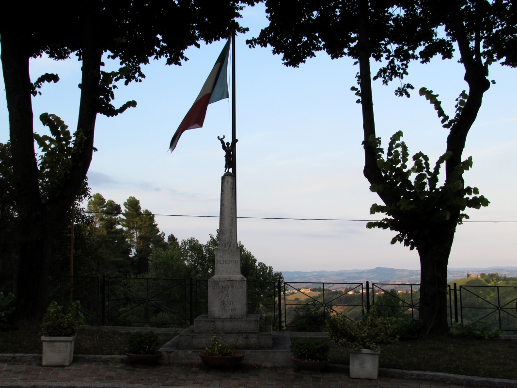 Il monumento il tricolore e il vento - LaraLally19