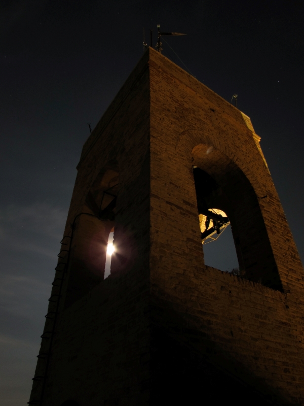Spiragli di luna attraverso il campanile - LaraLally19