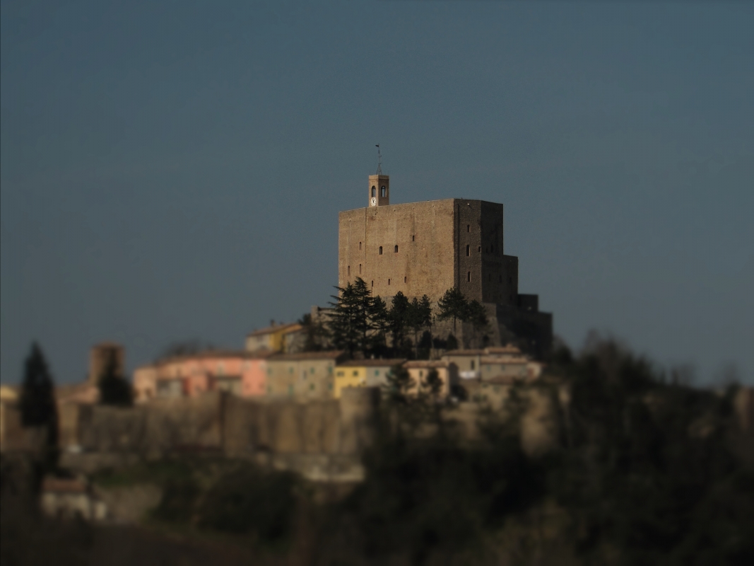 La Rocca e le sue mura che cingono il piccolo borgo - LaraLally19