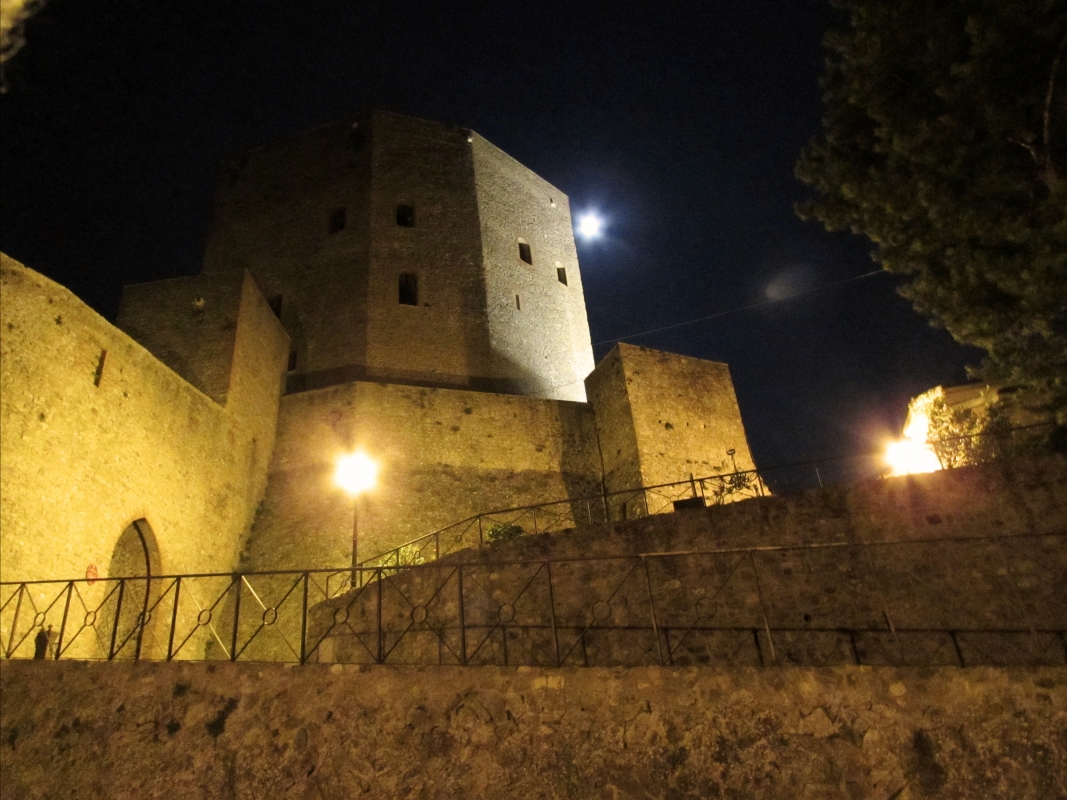 Maestosità della Rocca nella notte - LaraLally19