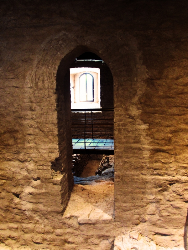Tra le antiche pietre del castello - Larabraga19