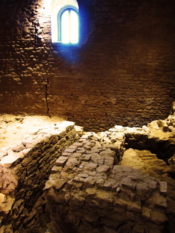 Antiche pietre nella Rocca - Larabraga19