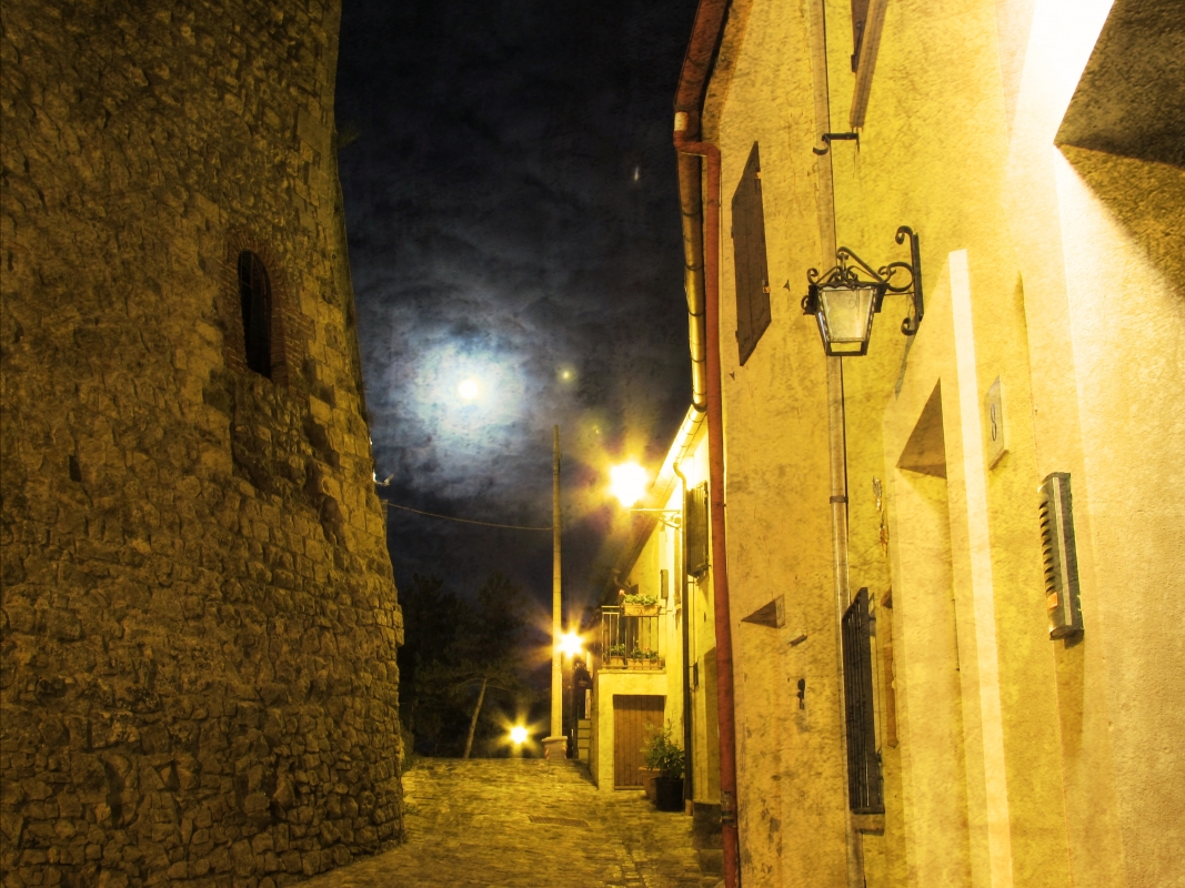 Percorrdendo una antica via intorno al castello - Larabraga19