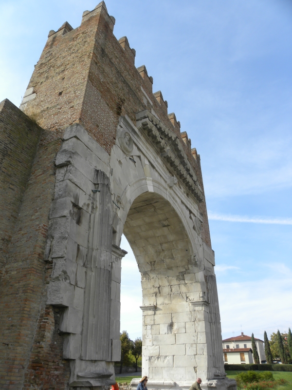 La sfidante ed ETERNA imponenza massiccia dell'Arco IMPERIALE di RIMINI - Claudio CASADEI
