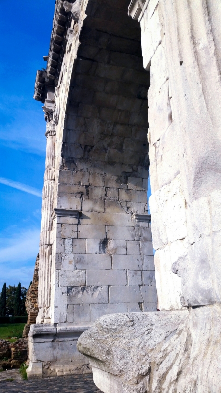 Arco di Augusto - laterale - Opi1010