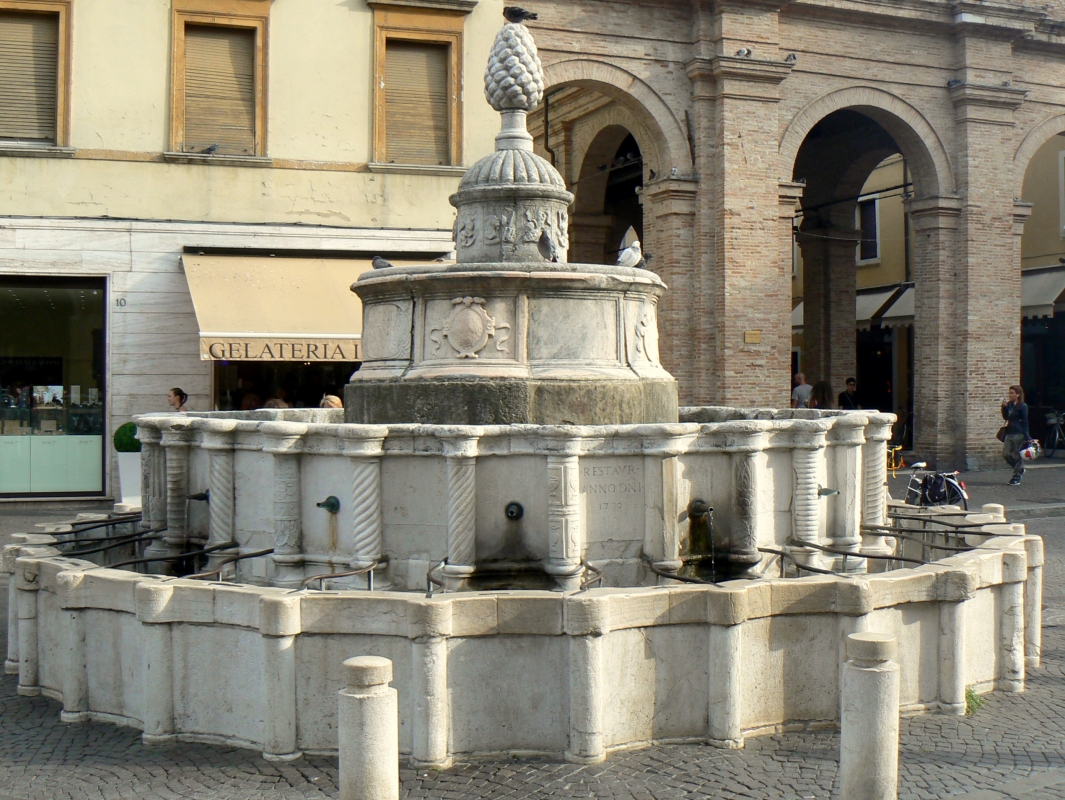 Fontana della pigna - Rinimi - Paperoastro