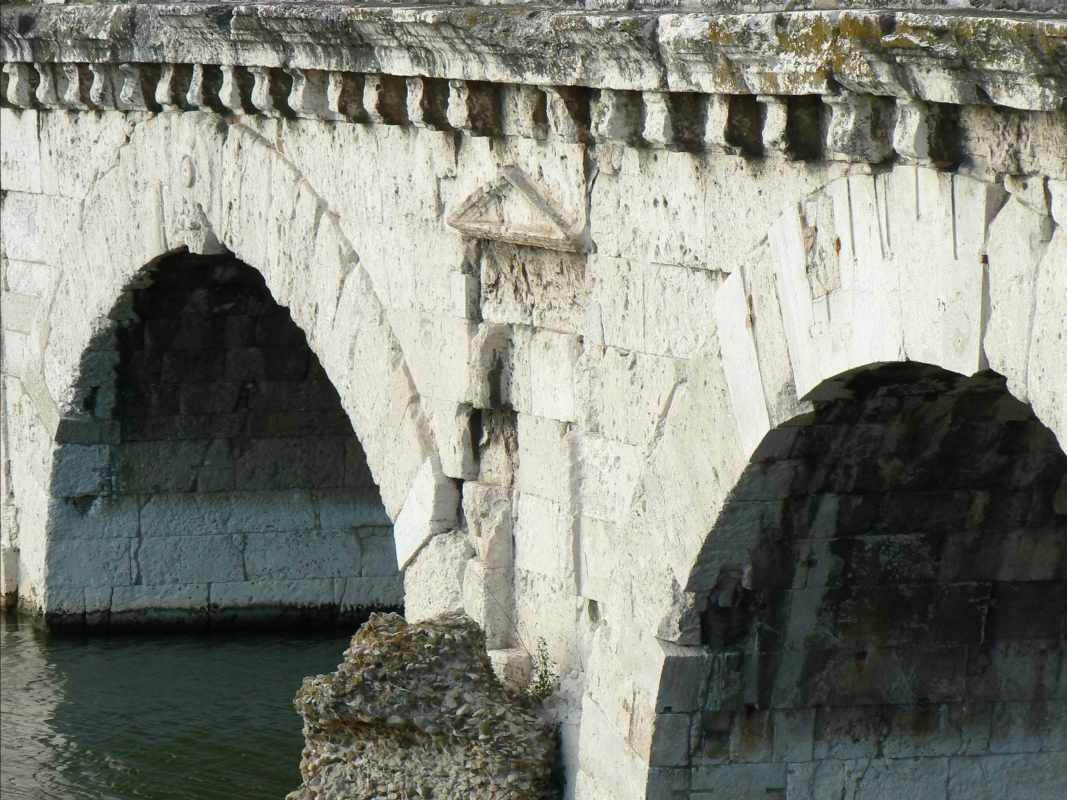 Ponte di Tiberio Rimini particolare - Paperoastro