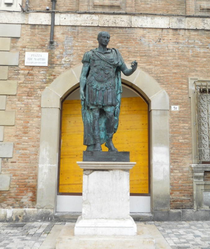 Rimini Statua di Cesare 2 - Paperoastro