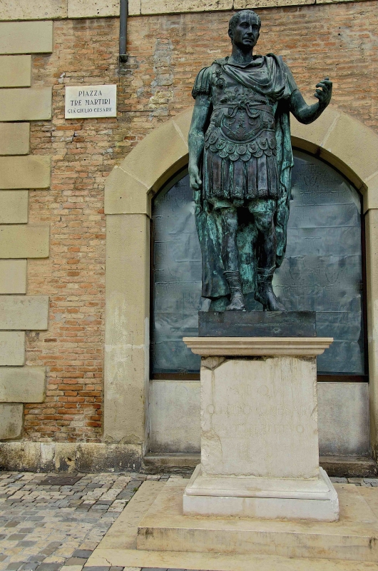 Monumento al Console romano Gaio Giulio Cesare - Caba2011