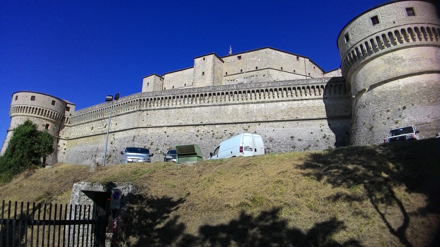 Rocca di San Leo, mura esterne - Fringio