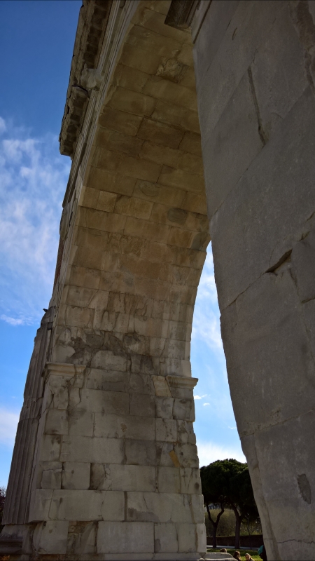 Dettaglio colonna di destra, Arco di Augusto di Rimini - Supermabi
