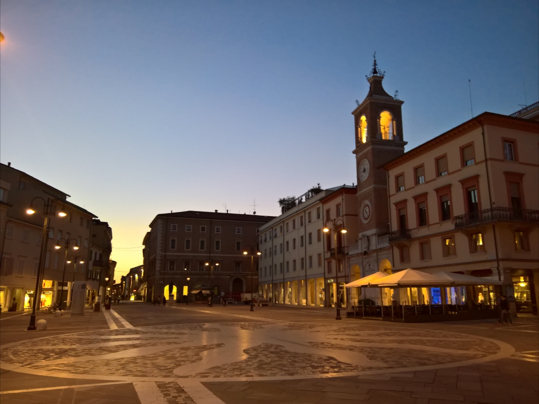 Rimini, Piazza Tre Martiri al tramonto - Supermabi