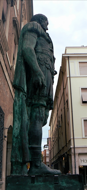 Rimini profilo statua di Giulio Cesare 3 - Paperoastro