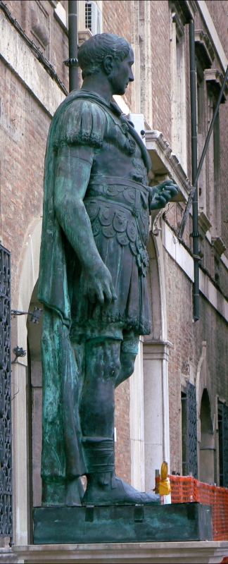 Rimini profilo statua di Giulio Cesare 1 - Paperoastro