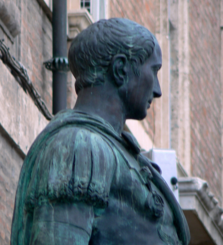Rimini profilo statua di Giulio Cesare 2 - Paperoastro