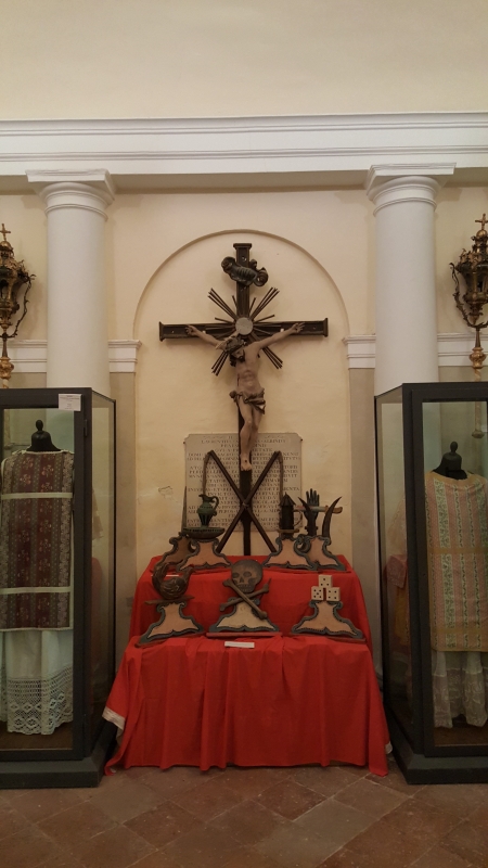 Cripta con Crocifisso e strumenti della Passione - Marco Musmeci