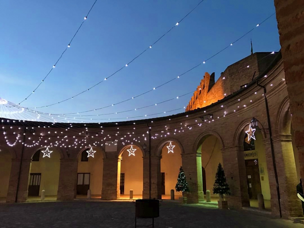 Loggiato e Rocca, periodo natalizio photo by Daniela Lorenzetti