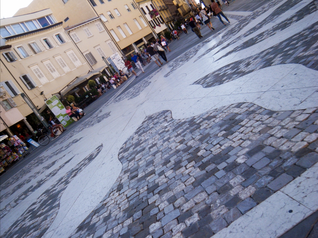 Piazza Tre Martiri, Rimini. Particolare della pavimentazione - Albarubescens
