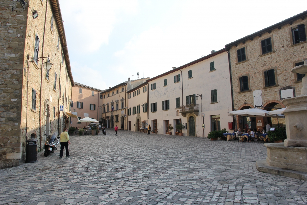San Leo, piazza Dante Alighieri (04) - Gianni Careddu