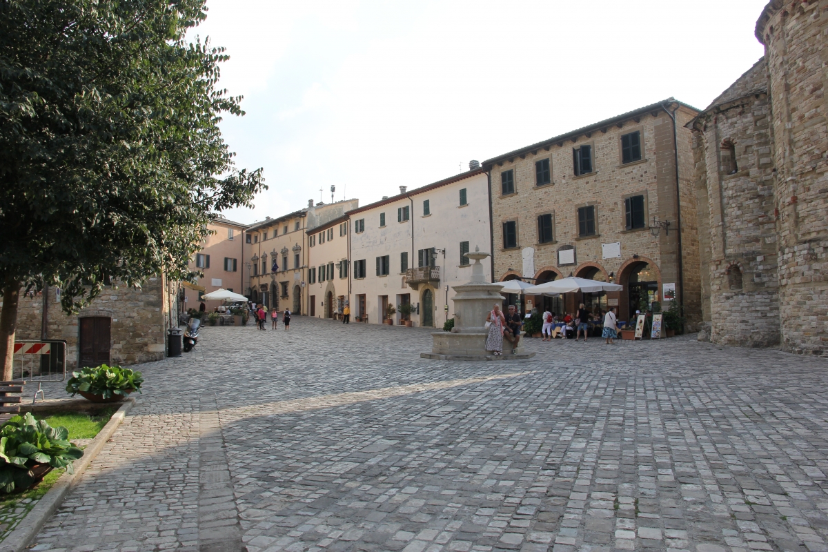 San Leo, piazza Dante Alighieri (03) - Gianni Careddu